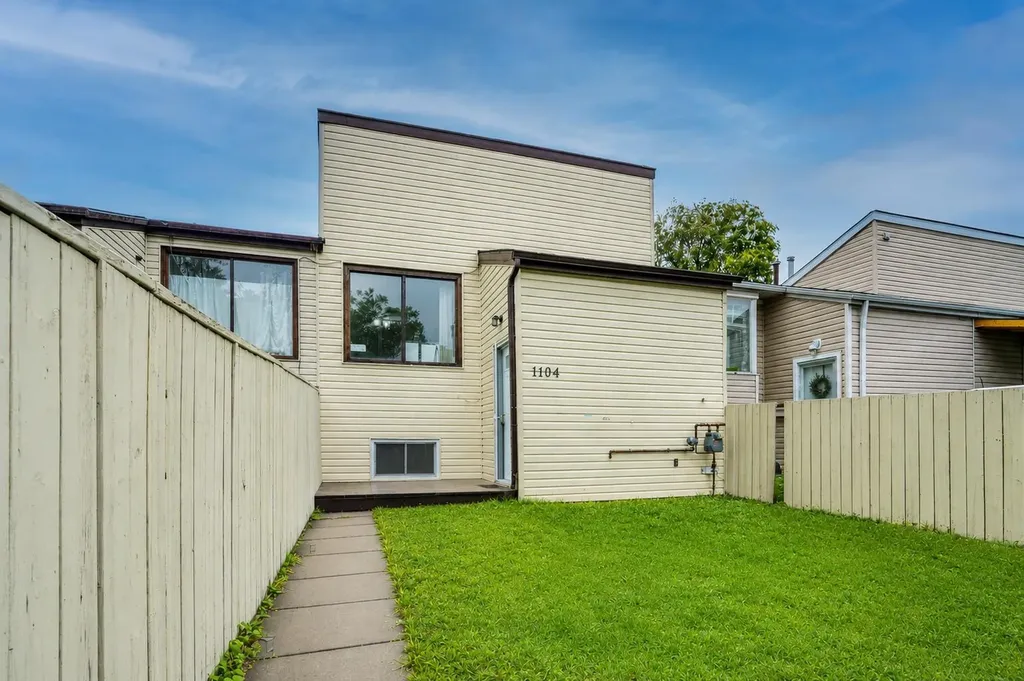 1104 53c Street SE Calgary AB t2a1w4
