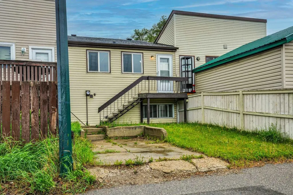 1104 53c Street SE Calgary AB t2a1w4