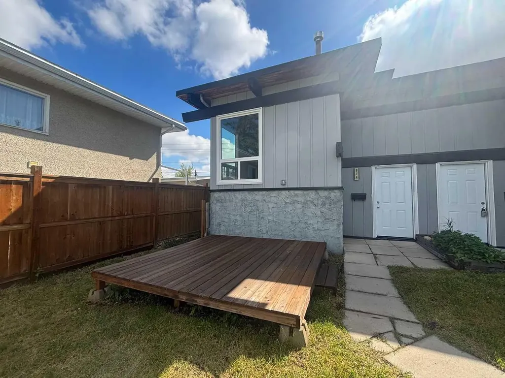 92A Queen Isabella Close SE Calgary AB T2J3R1