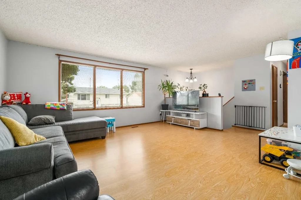 14 Rossdale Avenue SE Medicine Hat AB T1B2E7