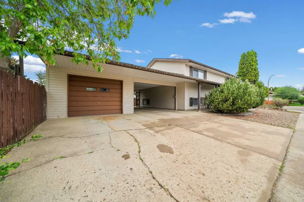 14 Rossdale Avenue SE Medicine Hat AB T1B2E7