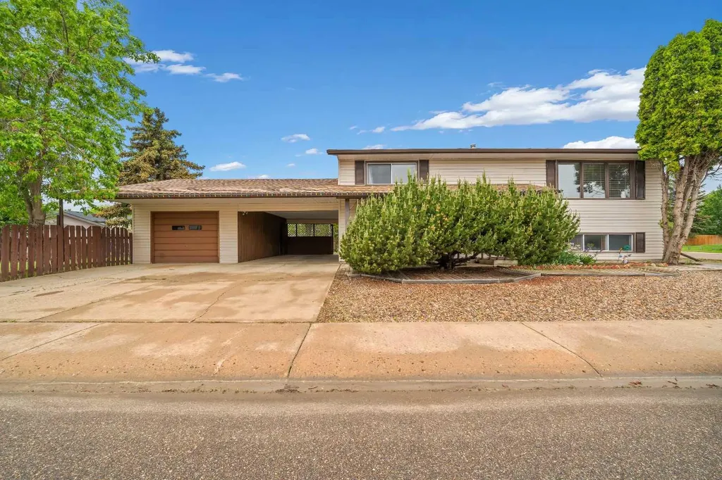 14 Rossdale Avenue SE Medicine Hat AB T1B2E7