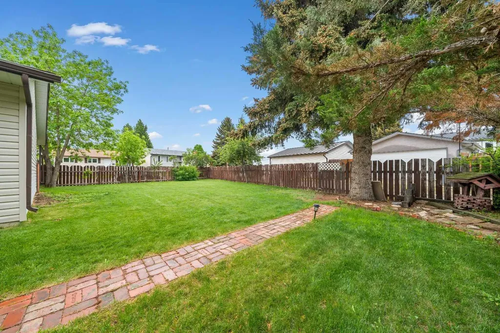 14 Rossdale Avenue SE Medicine Hat AB T1B2E7