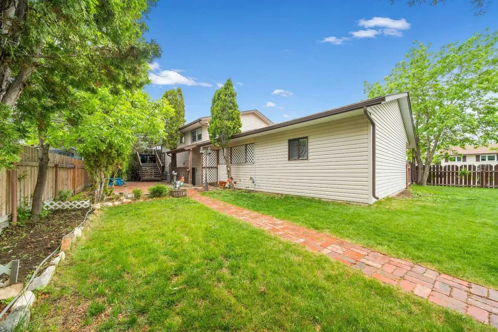 14 Rossdale Avenue SE Medicine Hat AB T1B2E7