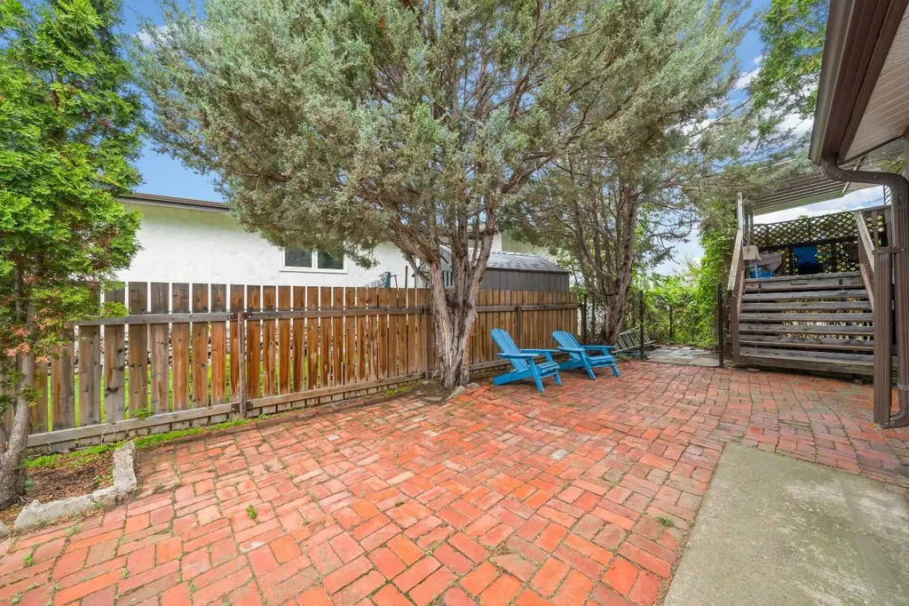 14 Rossdale Avenue SE Medicine Hat AB T1B2E7