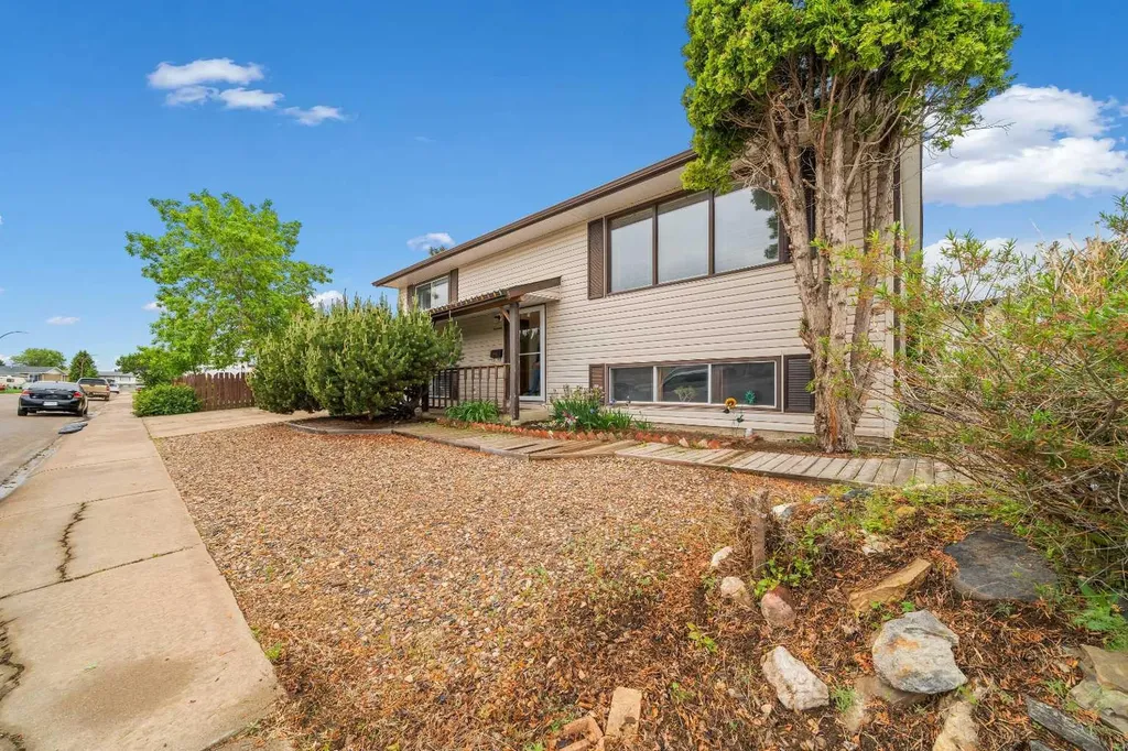 14 Rossdale Avenue SE Medicine Hat AB T1B2E7