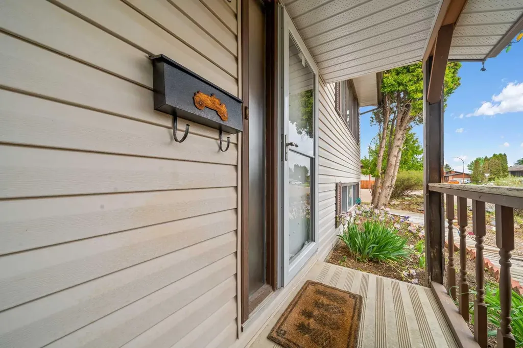14 Rossdale Avenue SE Medicine Hat AB T1B2E7