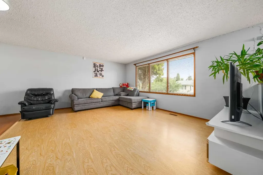 14 Rossdale Avenue SE Medicine Hat AB T1B2E7