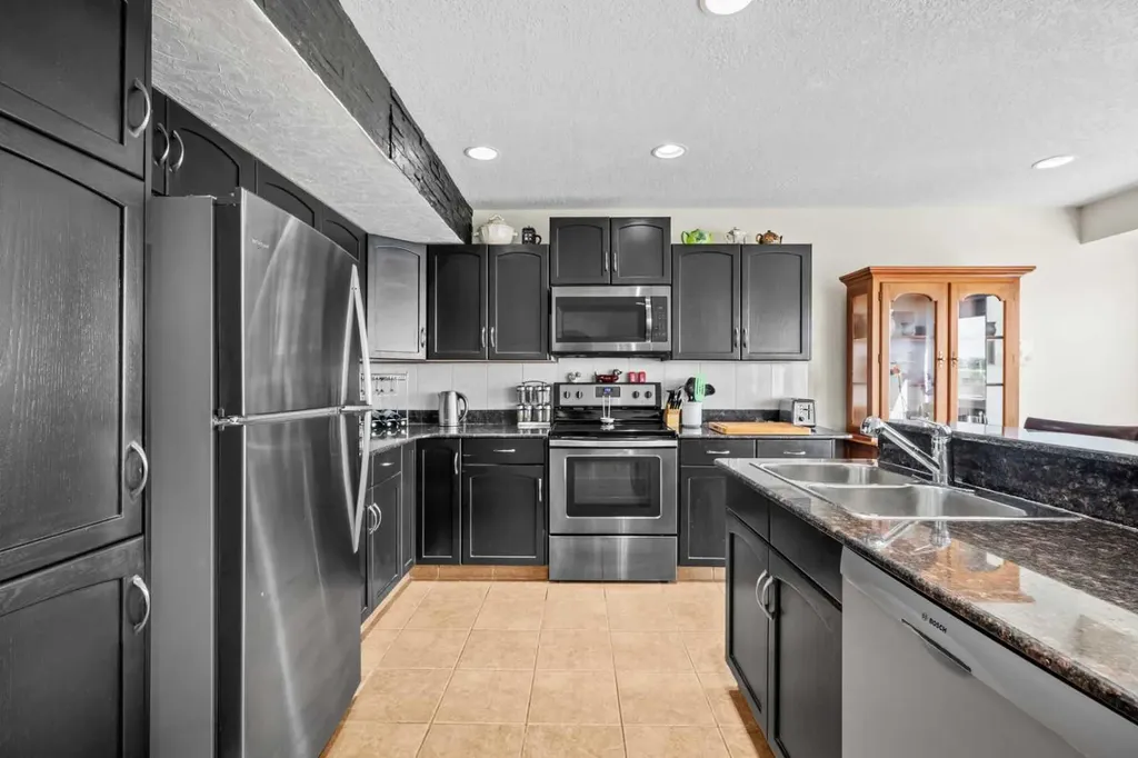 184 Somerglen Common SW Calgary AB T2Y 4E8