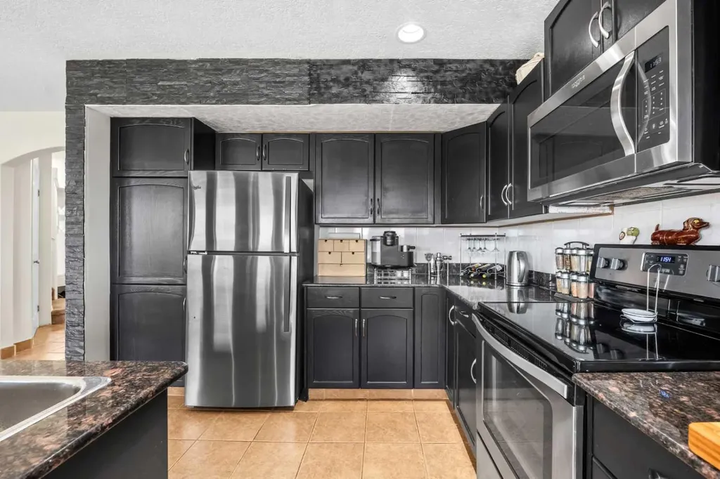 184 Somerglen Common SW Calgary AB T2Y 4E8