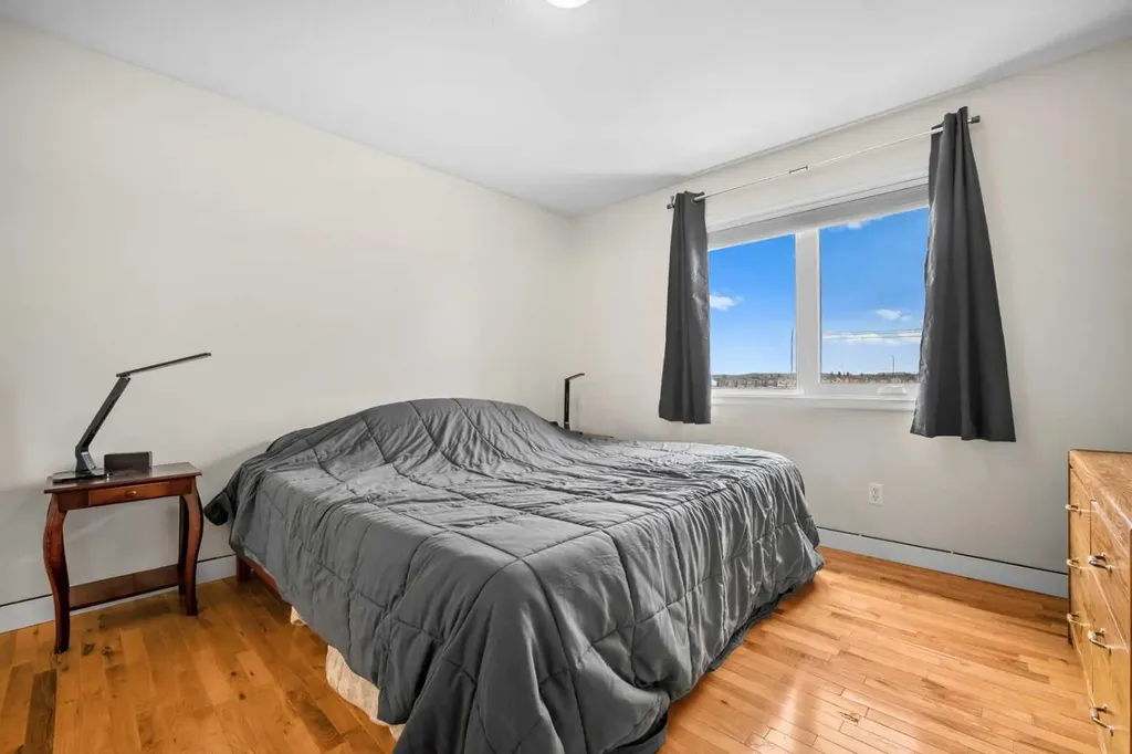 184 Somerglen Common SW Calgary AB T2Y 4E8