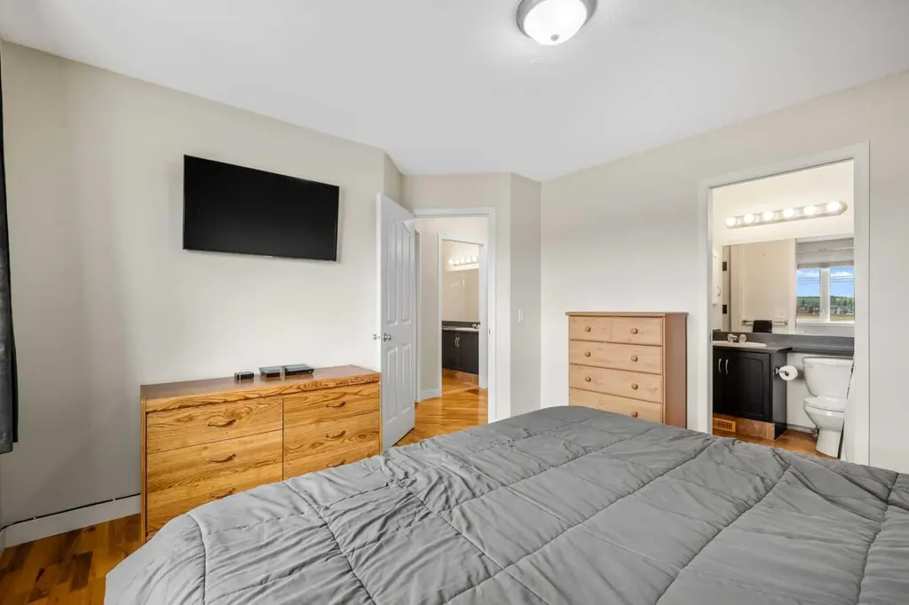 184 Somerglen Common SW Calgary AB T2Y 4E8