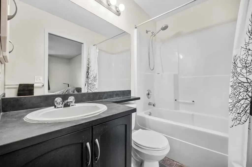 184 Somerglen Common SW Calgary AB T2Y 4E8