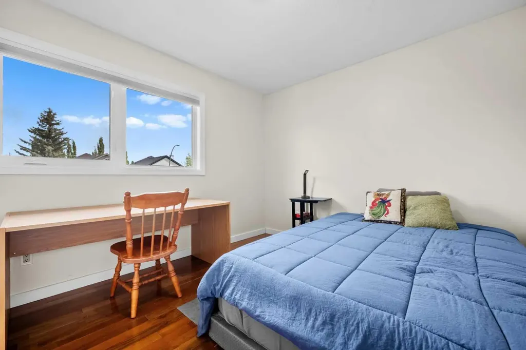 184 Somerglen Common SW Calgary AB T2Y 4E8