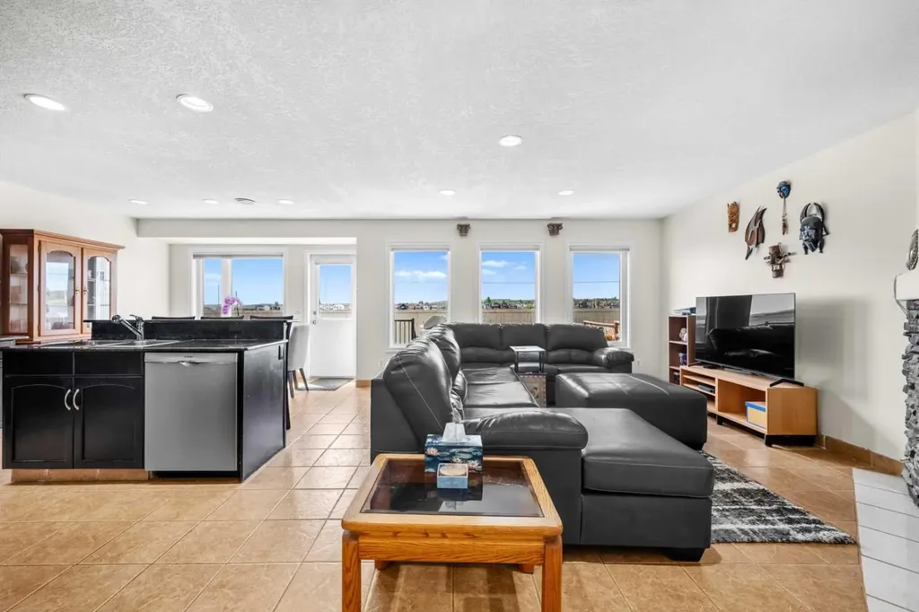 184 Somerglen Common SW Calgary AB T2Y 4E8