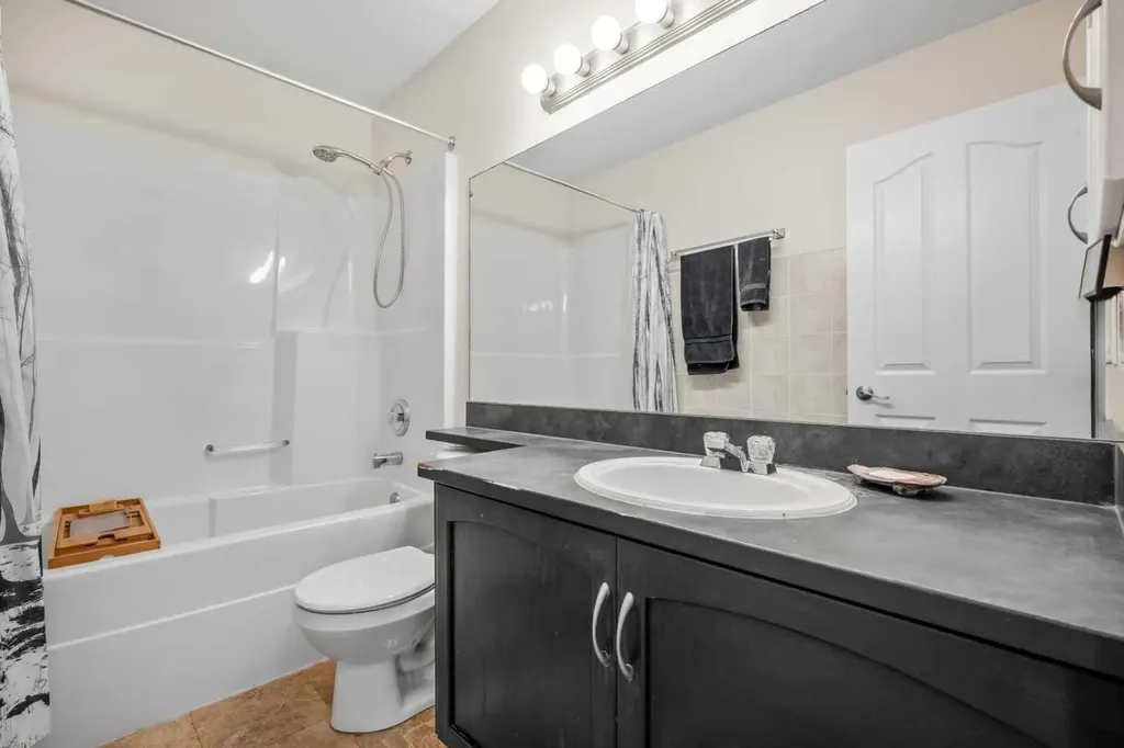 184 Somerglen Common SW Calgary AB T2Y 4E8