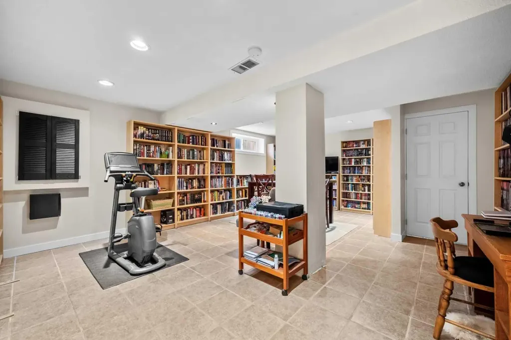 184 Somerglen Common SW Calgary AB T2Y 4E8
