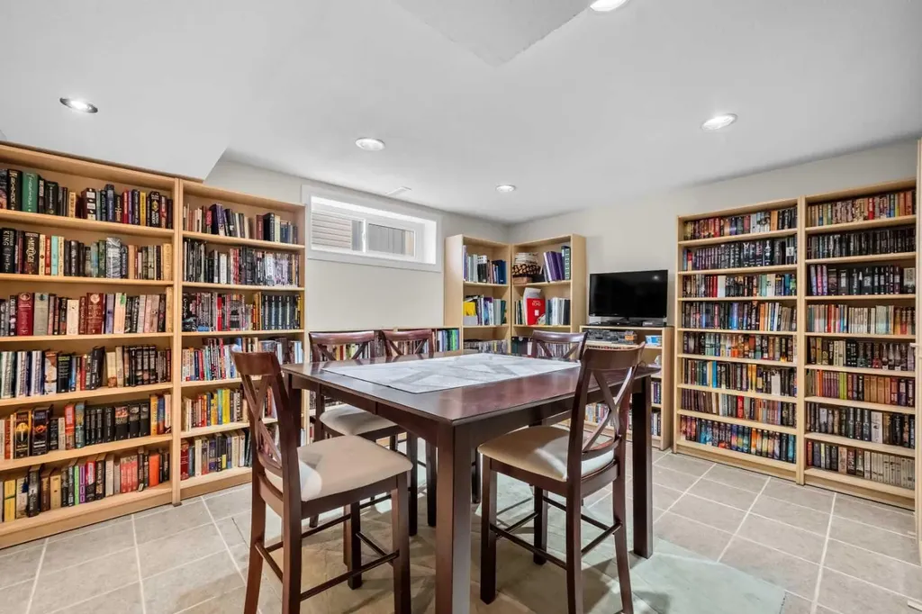 184 Somerglen Common SW Calgary AB T2Y 4E8