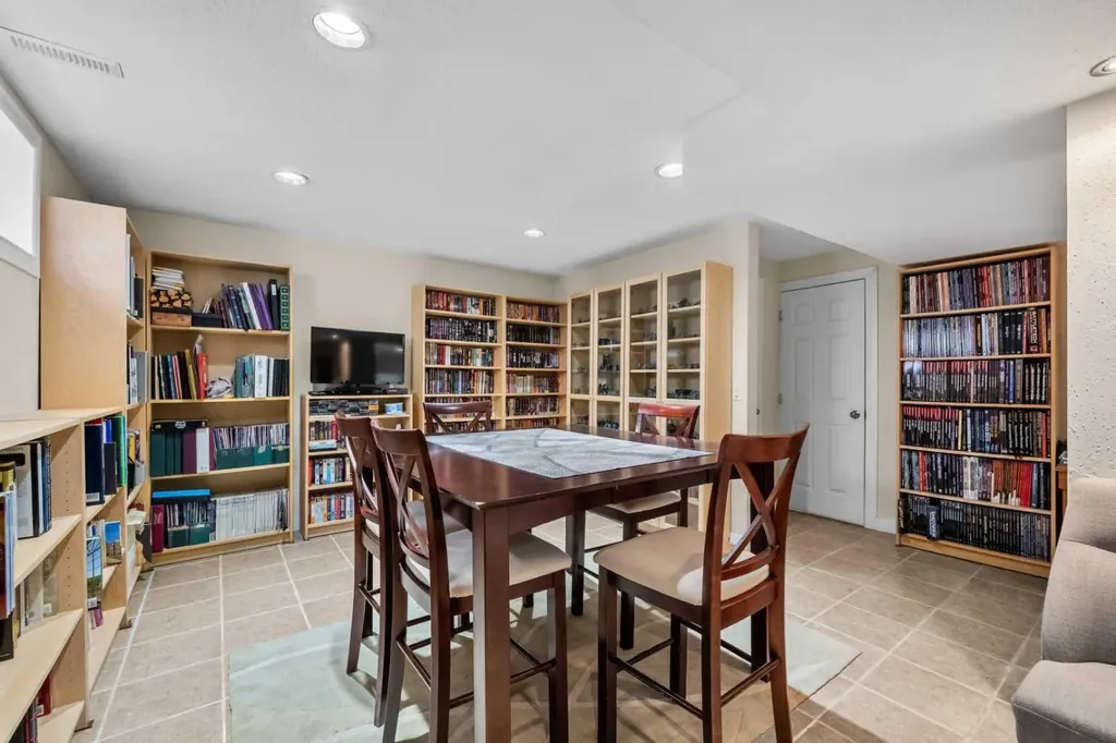 184 Somerglen Common SW Calgary AB T2Y 4E8