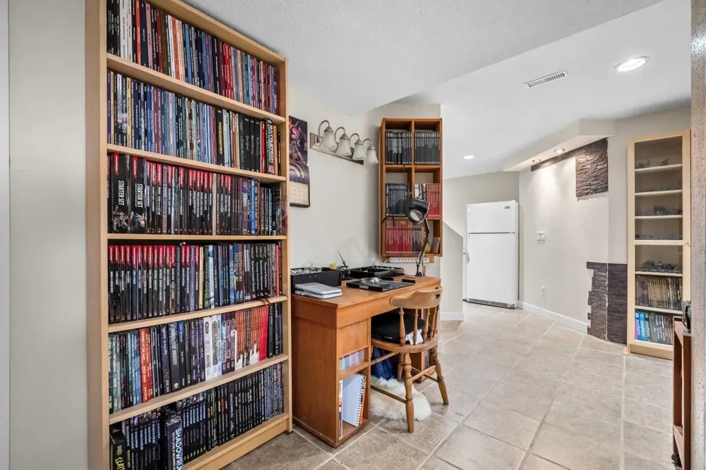 184 Somerglen Common SW Calgary AB T2Y 4E8