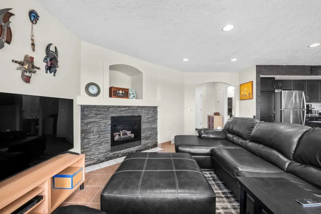 184 Somerglen Common SW Calgary AB T2Y 4E8