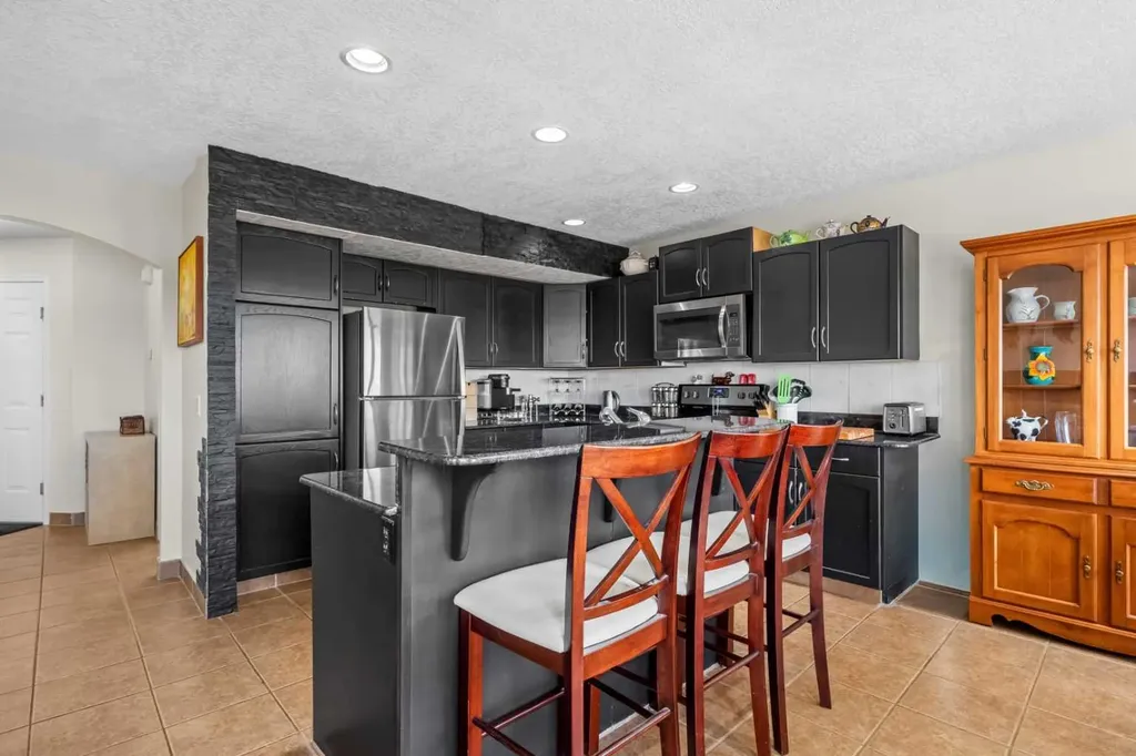 184 Somerglen Common SW Calgary AB T2Y 4E8