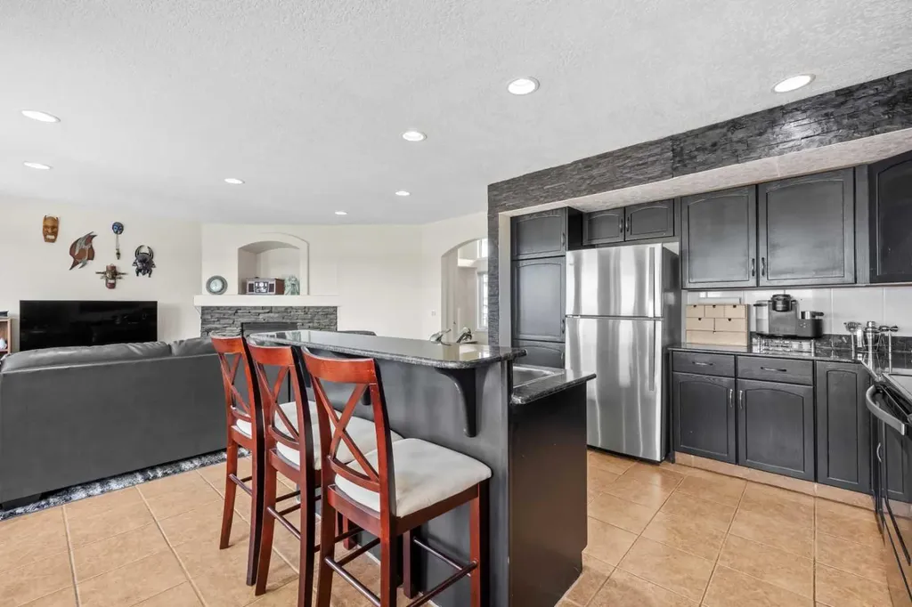 184 Somerglen Common SW Calgary AB T2Y 4E8