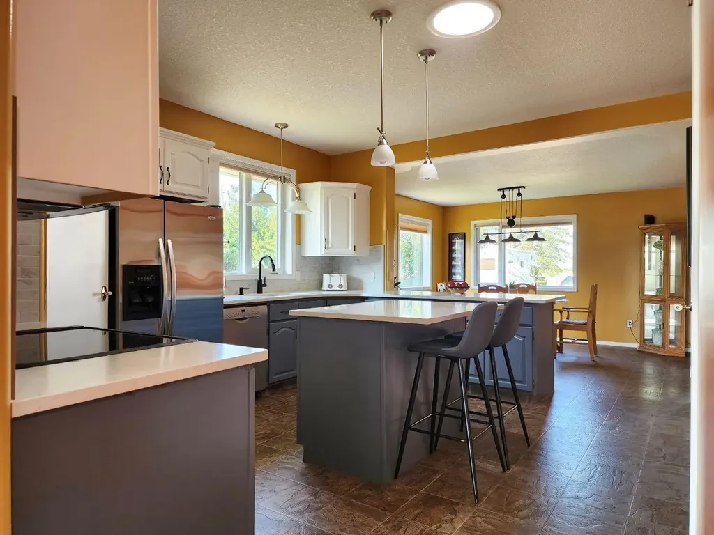 4813 4 Street W Claresholm AB T0L 0T0