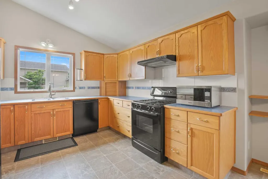 6014 44 Street Crescent Innisfail AB T4G 1L2