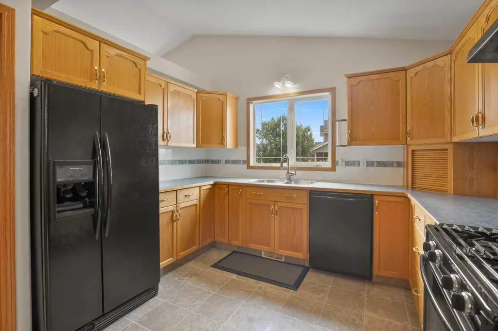 6014 44 Street Crescent Innisfail AB T4G 1L2