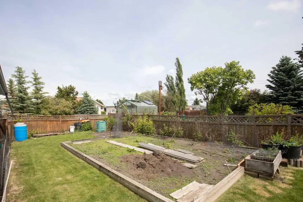 6014 44 Street Crescent Innisfail AB T4G 1L2