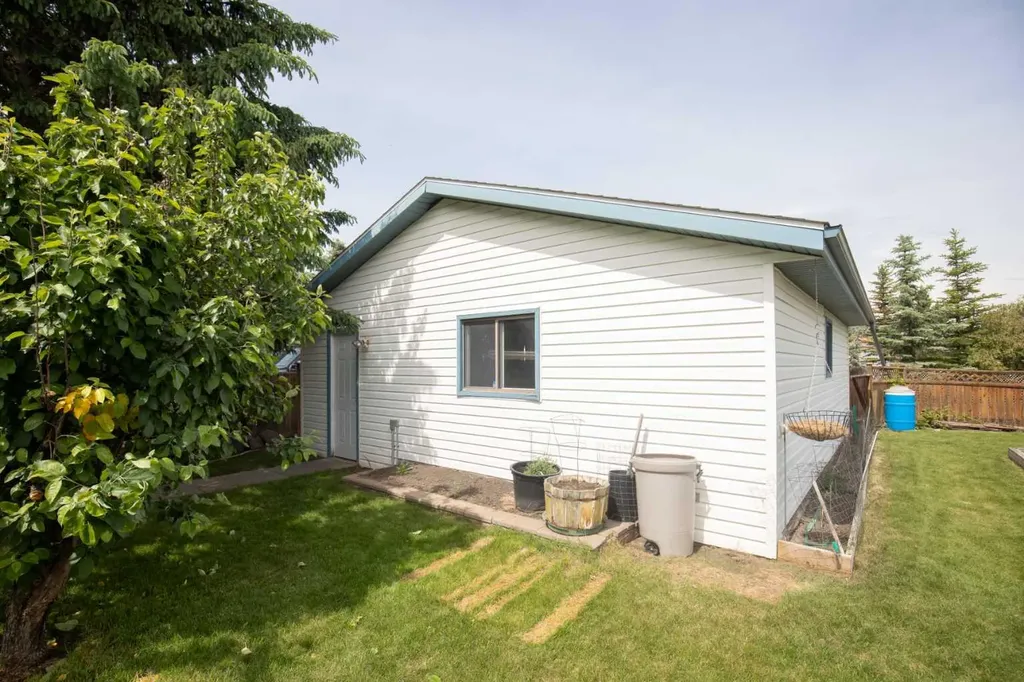 6014 44 Street Crescent Innisfail AB T4G 1L2