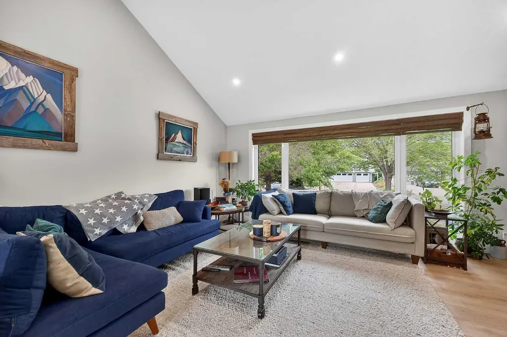 27 Bow Village Crescent NW Calgary AB T3B 4X1