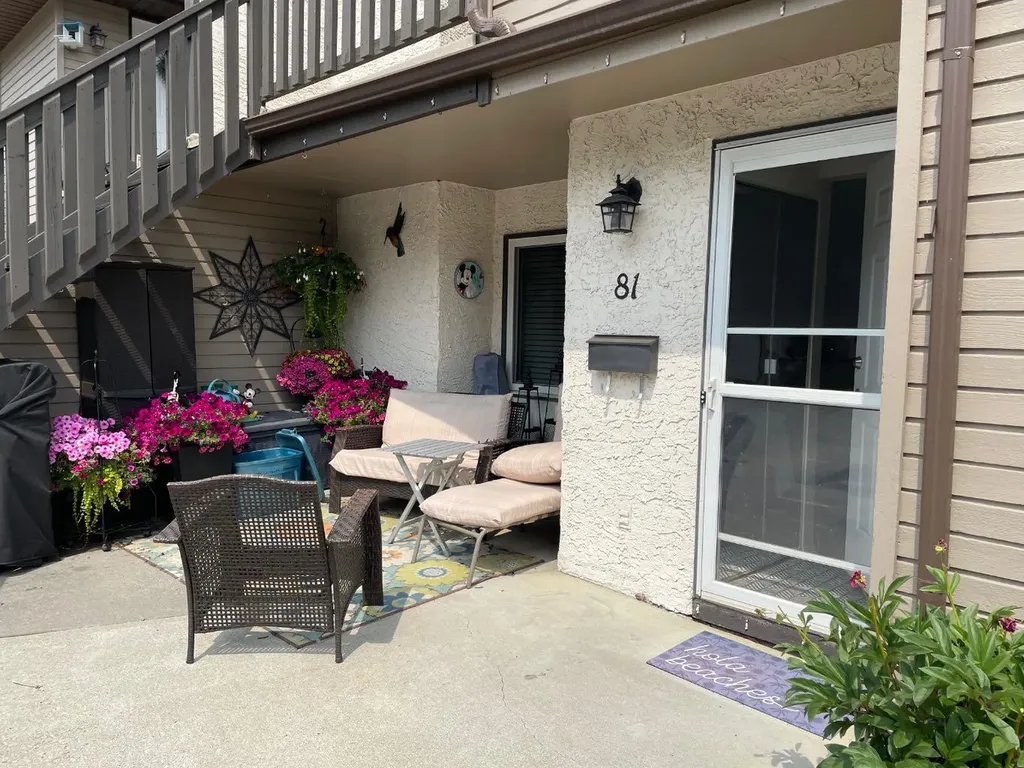 81 Cedar Springs Gardens SW Calgary AB T2W 5J9