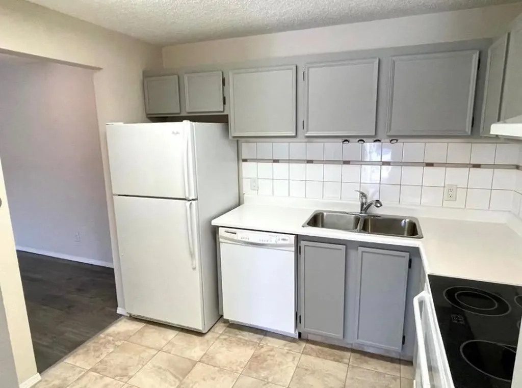 81 Cedar Springs Gardens SW Calgary AB T2W 5J9