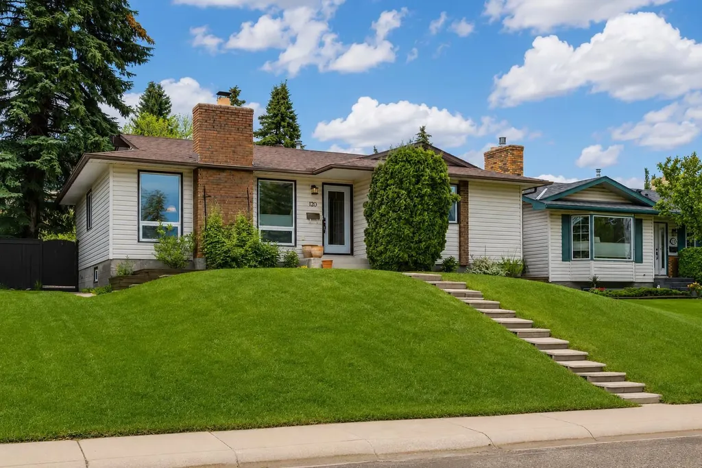 120 Silverthorn Way NW Calgary AB T3B 4K3
