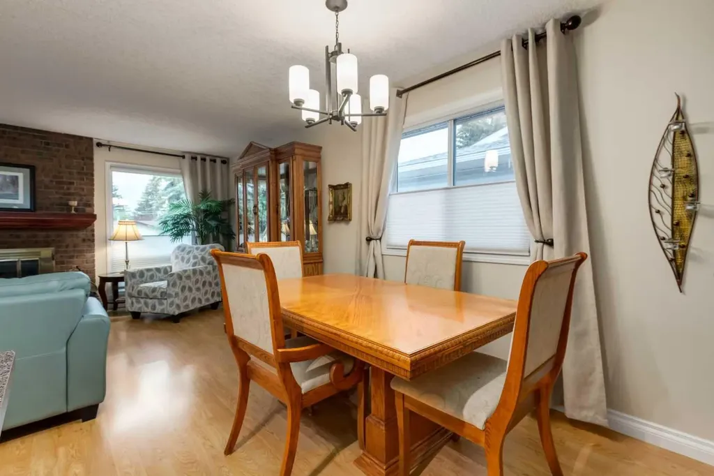 120 Silverthorn Way NW Calgary AB T3B 4K3