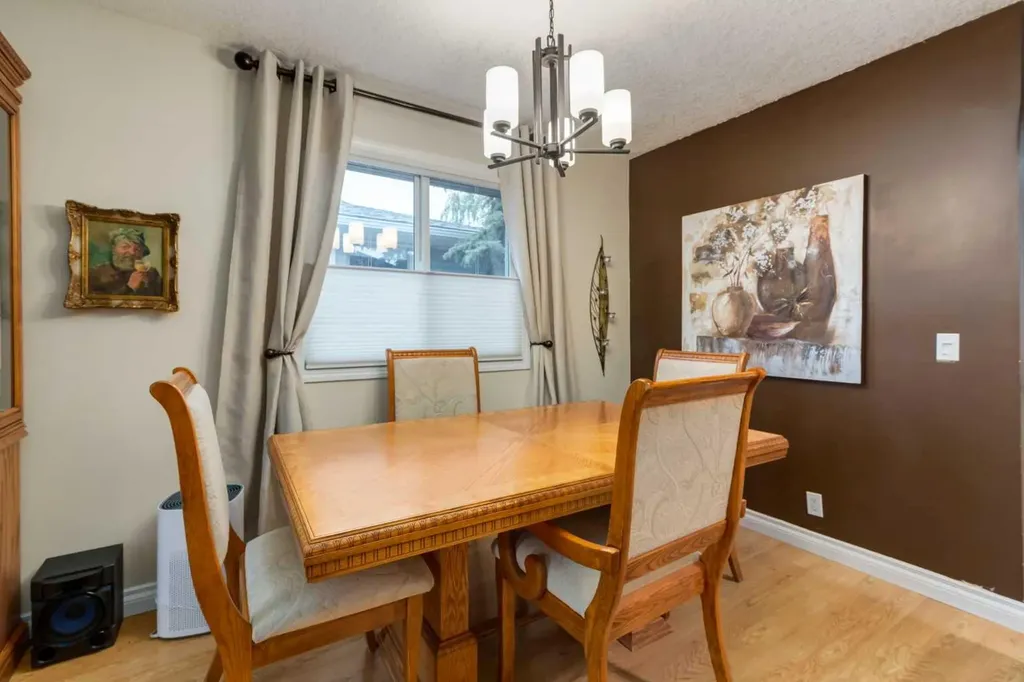 120 Silverthorn Way NW Calgary AB T3B 4K3