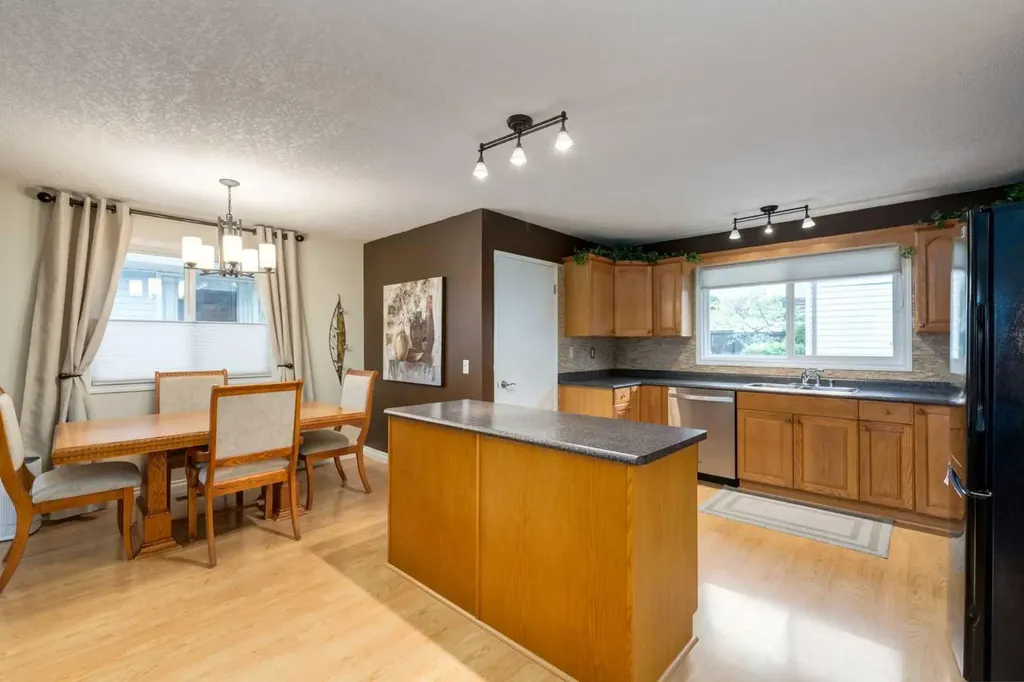 120 Silverthorn Way NW Calgary AB T3B 4K3