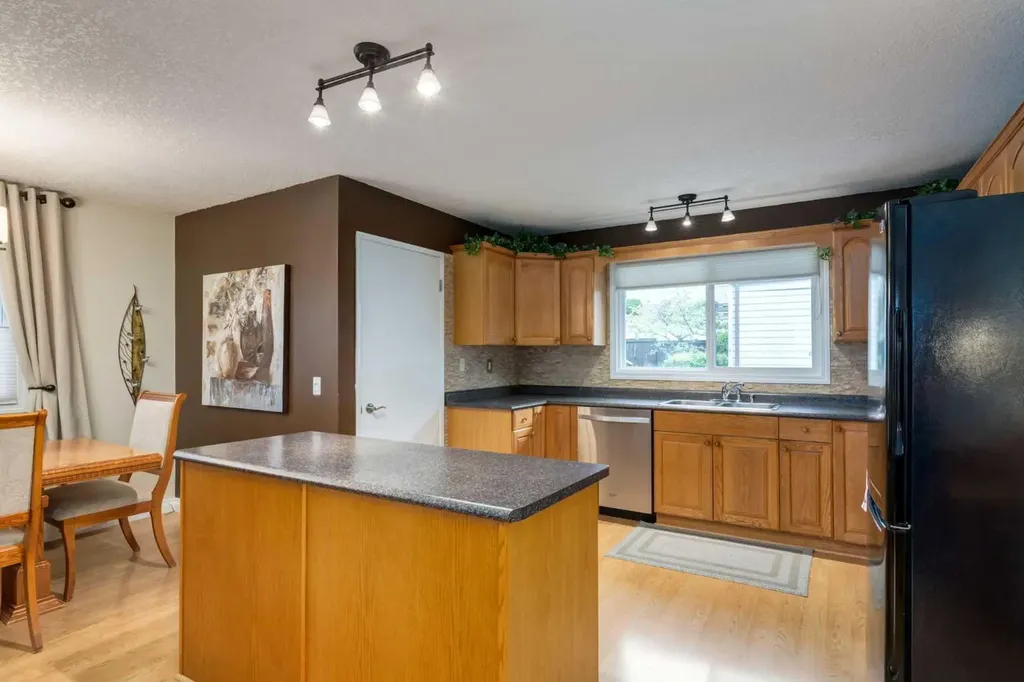 120 Silverthorn Way NW Calgary AB T3B 4K3