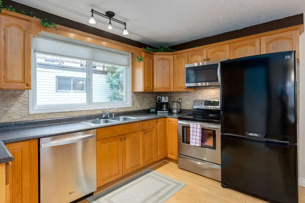 120 Silverthorn Way NW Calgary AB T3B 4K3