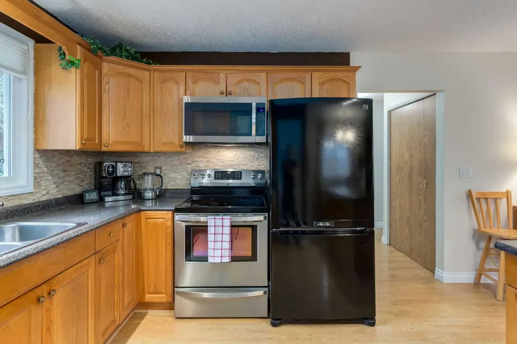 120 Silverthorn Way NW Calgary AB T3B 4K3