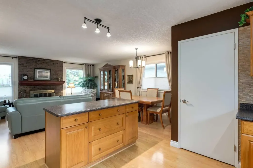 120 Silverthorn Way NW Calgary AB T3B 4K3