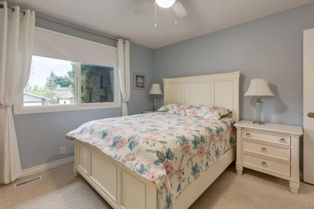 120 Silverthorn Way NW Calgary AB T3B 4K3