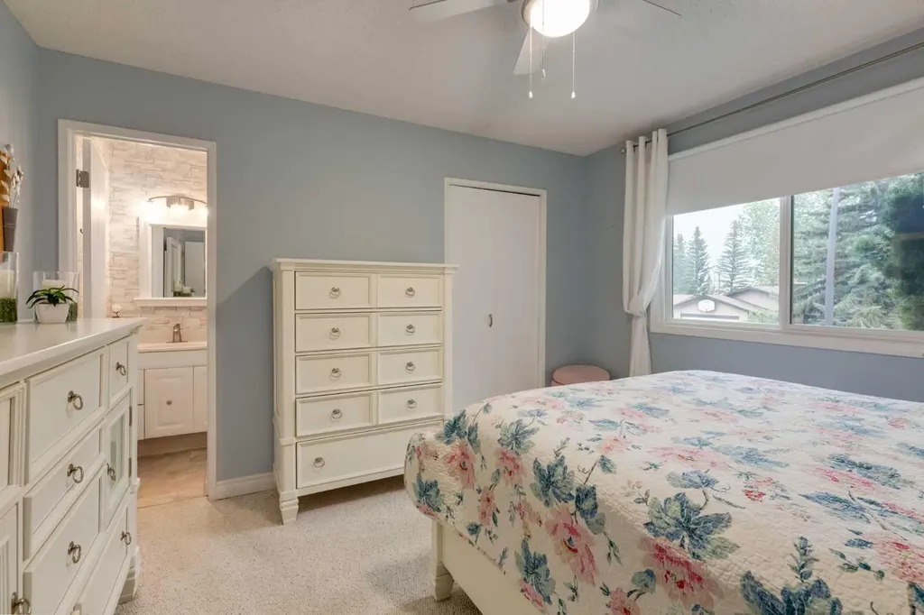 120 Silverthorn Way NW Calgary AB T3B 4K3