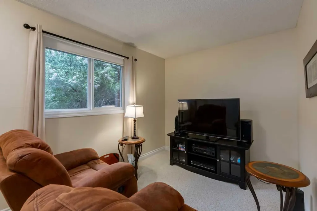 120 Silverthorn Way NW Calgary AB T3B 4K3