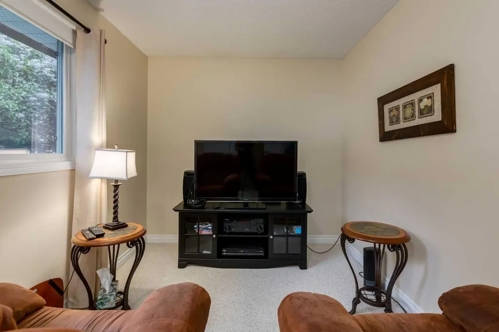 120 Silverthorn Way NW Calgary AB T3B 4K3