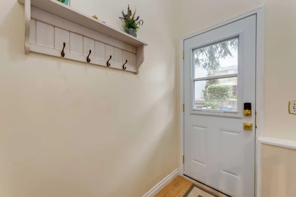 120 Silverthorn Way NW Calgary AB T3B 4K3