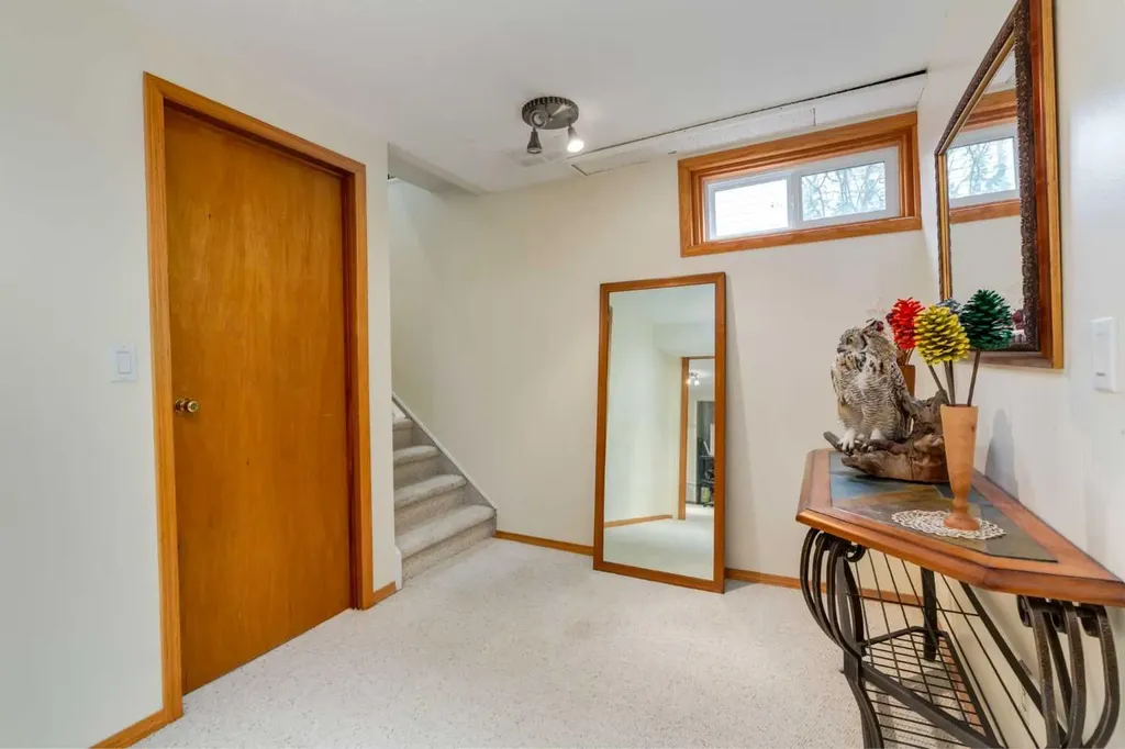 120 Silverthorn Way NW Calgary AB T3B 4K3