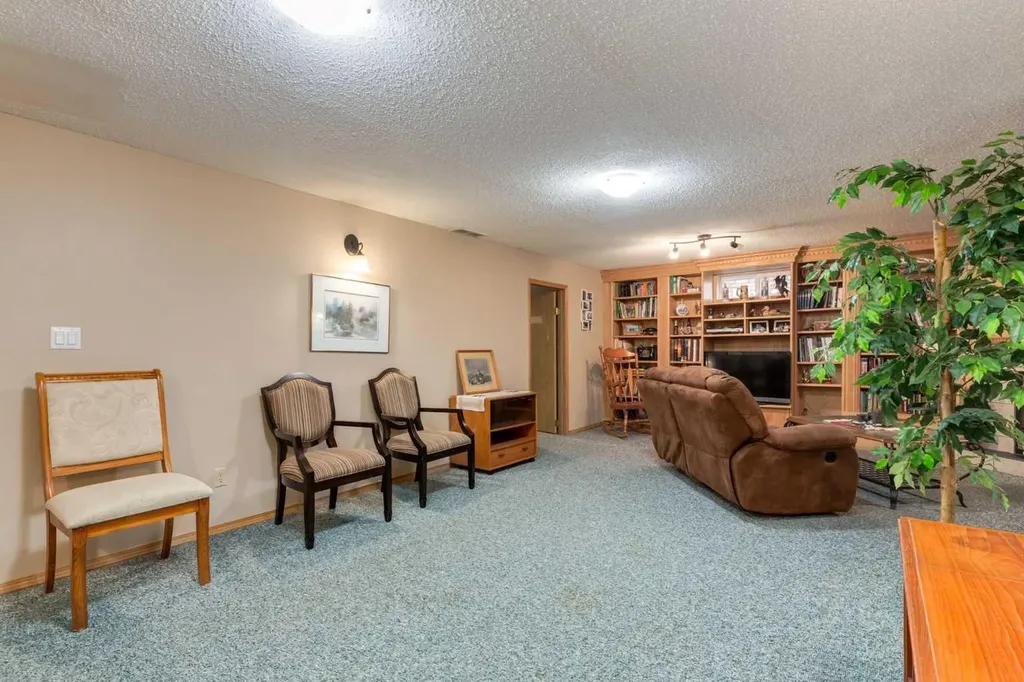 120 Silverthorn Way NW Calgary AB T3B 4K3